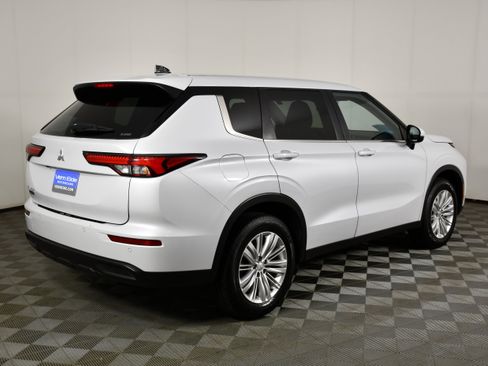 Used 2024 Mitsubishi Outlander ES AWD/4WD image 6