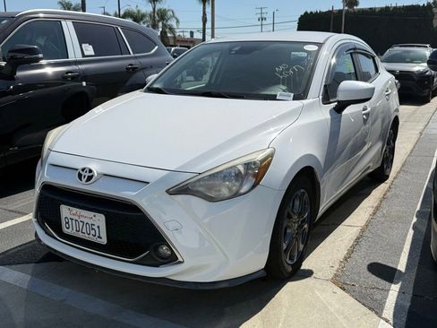 Used 2019 Toyota Yaris LE FWD image 3