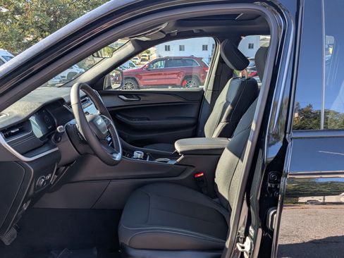 New 2025 Jeep Grand Cherokee Laredo X w/ Luxury Tech Group I AWD/4WD image 15