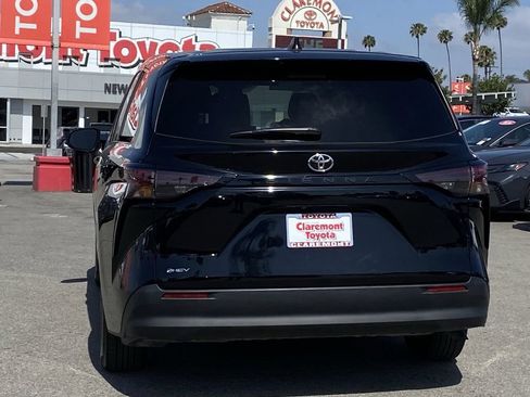 Certified 2026 Toyota Sienna LE FWD image 42