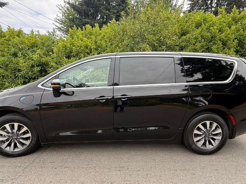 Used 2024 Chrysler Pacifica Limited FWD image 2