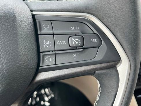 Used 2023 Jeep Grand Cherokee Limited w/ Luxury Tech Group II AWD/4WD image 44
