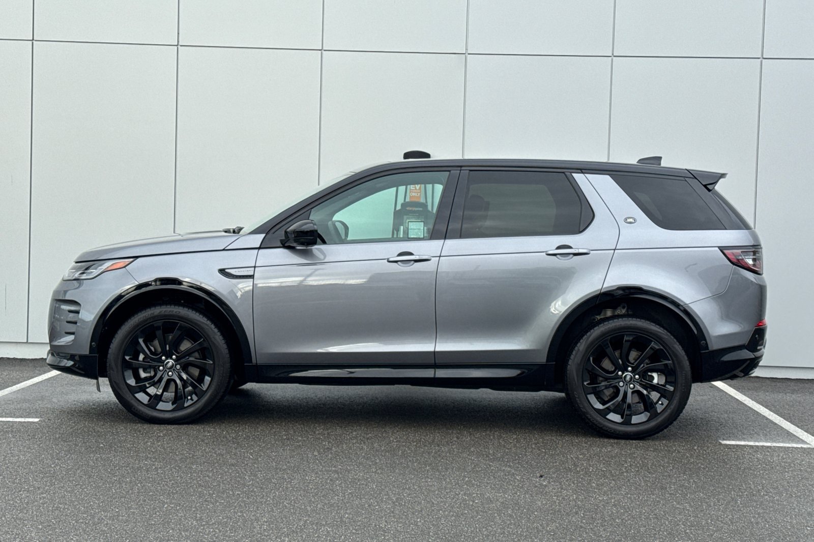Used 2025 Land Rover Discovery Sport Dynamic SE AWD/4WD image 2