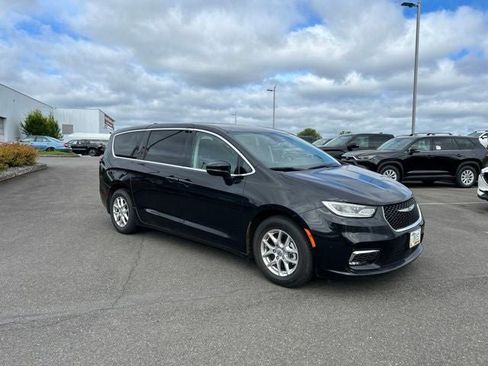 Used 2023 Chrysler Pacifica Touring-L FWD image 2