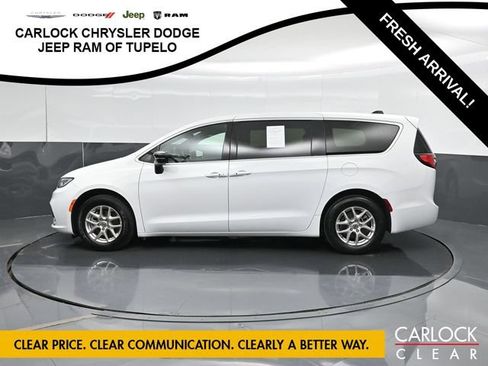 Used 2025 Chrysler Pacifica Select FWD image 10