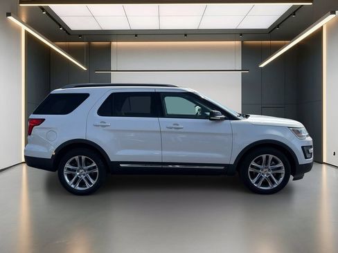 Used 2016 Ford Explorer XLT w/ Equipment Group 202A FWD image 7