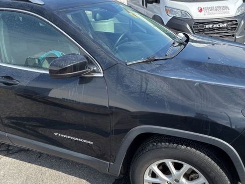 Used 2018 Jeep Cherokee Latitude w/ Cold Weather Group image 16