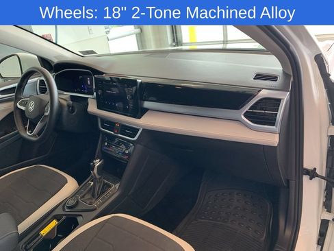 Used 2025 Volkswagen Taos SE AWD/4WD image 19