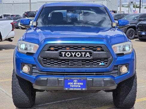 Used 2018 Toyota Tacoma TRD Off-Road AWD/4WD image 3