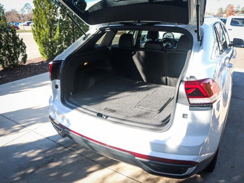 Used 2022 Volkswagen Atlas Cross Sport SE image 32