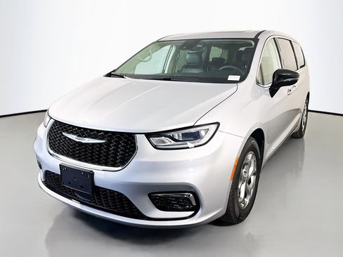 Used 2024 Chrysler Pacifica Limited image 4