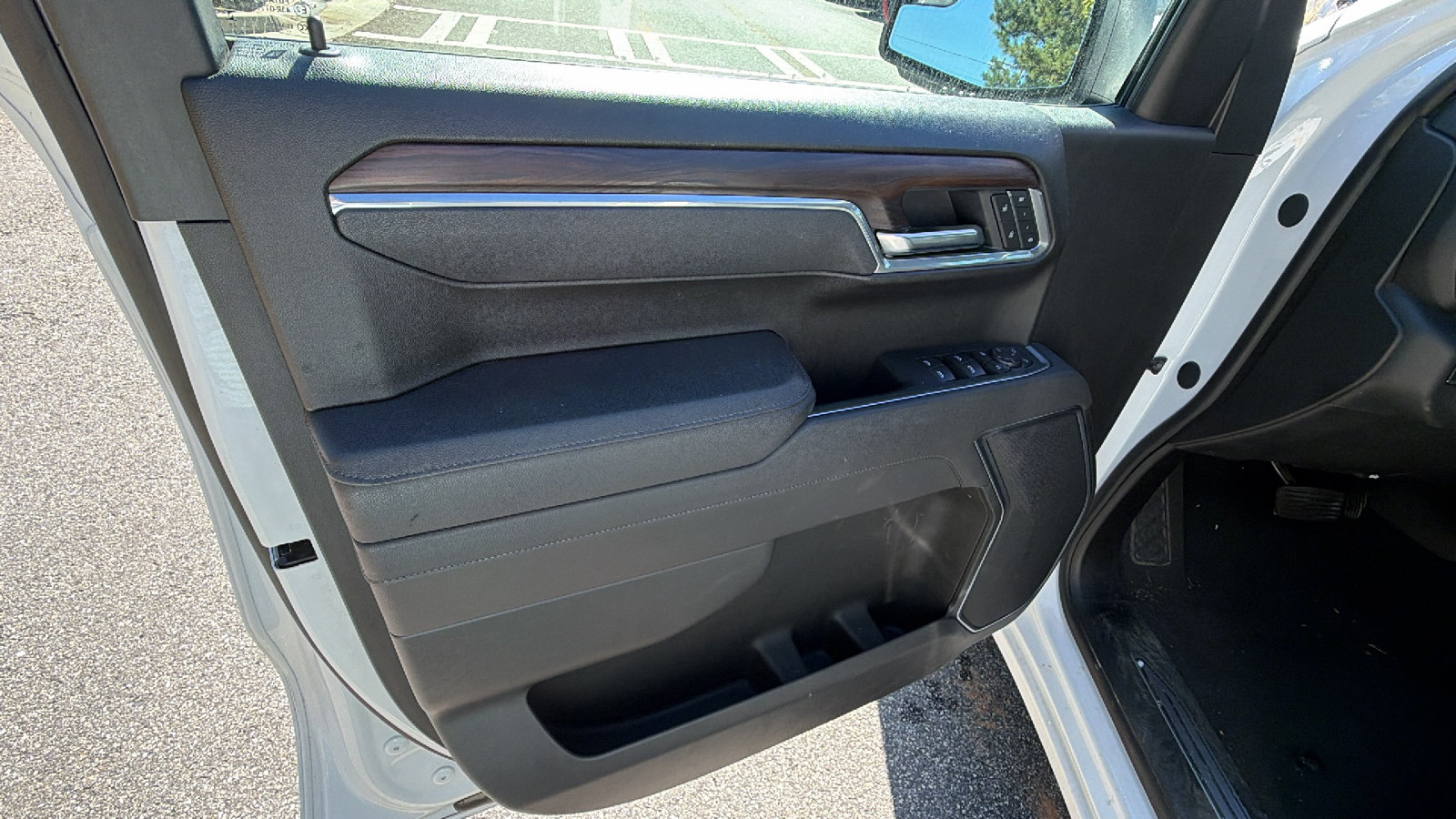 Used 2025 GMC Sierra 1500 SLT AWD/4WD image 14