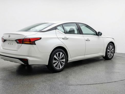 Used 2025 Nissan Altima 2.5 SV FWD image 9