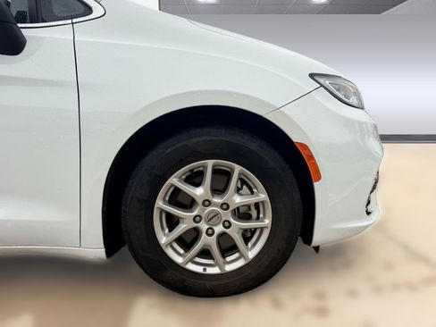 Used 2023 Chrysler Pacifica Touring-L image 10