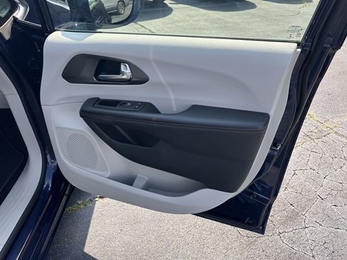 Used 2020 Chrysler Pacifica Touring image 16