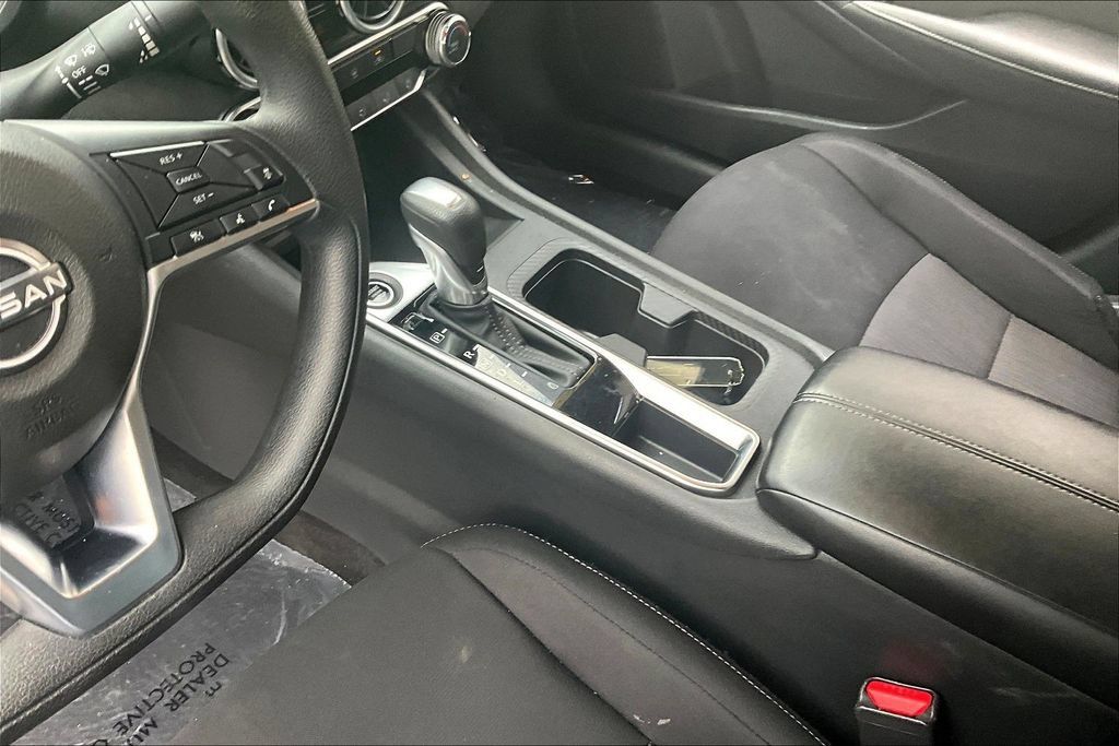 Used 2025 Nissan Sentra SV FWD image 16
