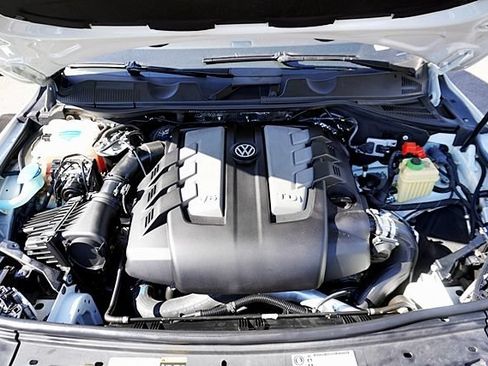 Used 2014 Volkswagen Touareg Executive AWD/4WD image 16