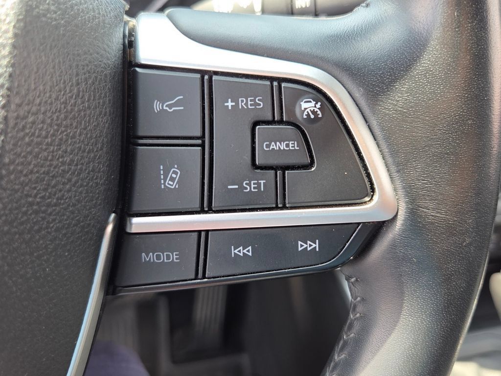 Used 2022 Toyota Highlander XSE FWD image 24