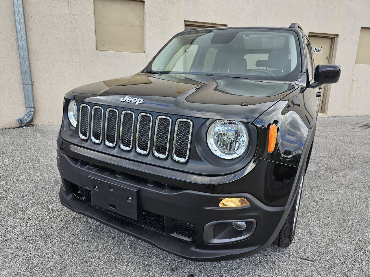 Used 2015 Jeep Renegade Latitude FWD image 11