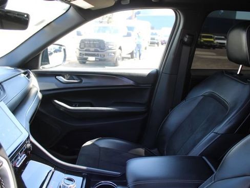Used 2025 Jeep Grand Cherokee Altitude RWD image 43