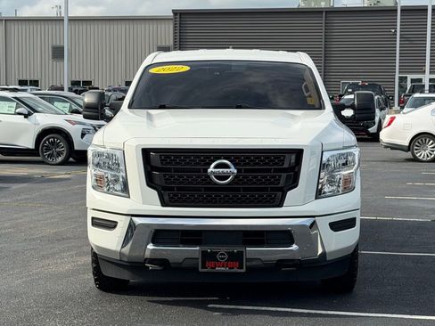 Used 2022 Nissan Titan SV AWD/4WD image 10