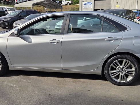 Used 2016 Toyota Camry SE image 9