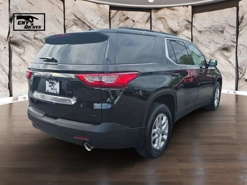 Used 2020 Chevrolet Traverse LT w/ LPO, Blackout Package AWD/4WD image 5
