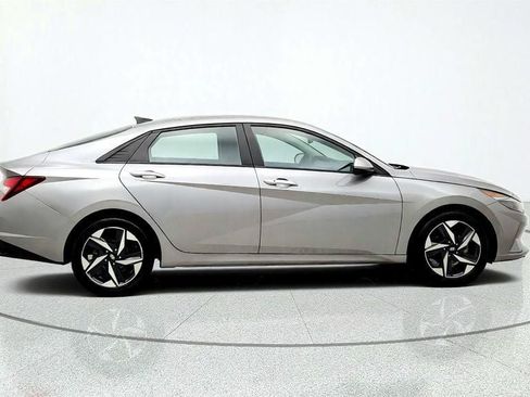 Used 2023 Hyundai Elantra SEL w/ Convenience Package FWD image 4
