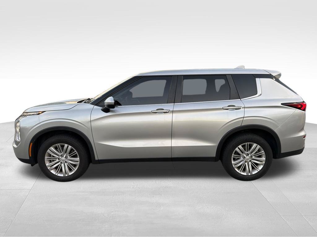 Used 2022 Mitsubishi Outlander ES FWD image 2