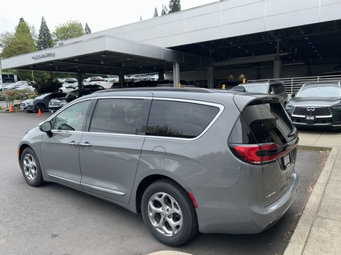 Used 2023 Chrysler Pacifica Limited FWD image 5
