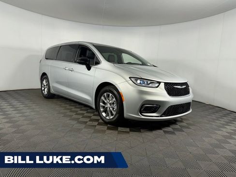 Used 2026 Chrysler Pacifica Limited FWD image 1