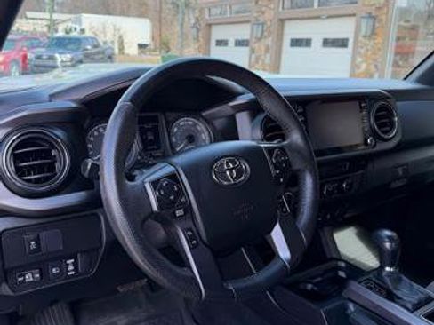 Used 2022 Toyota Tacoma TRD Sport w/ Technology Package AWD/4WD image 9