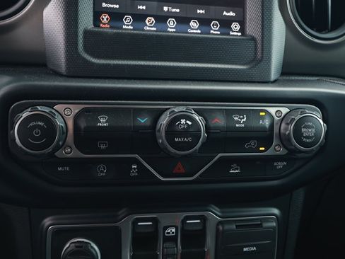 Used 2023 Jeep Gladiator Sport AWD/4WD image 18