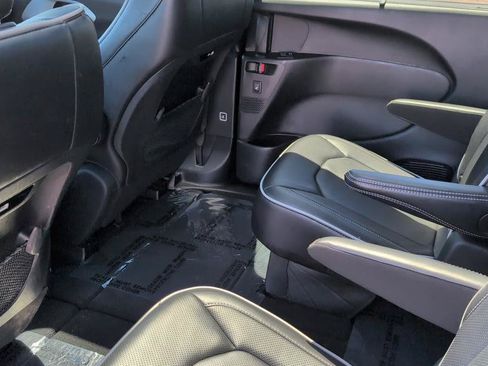 Used 2025 Chrysler Pacifica Limited FWD image 24