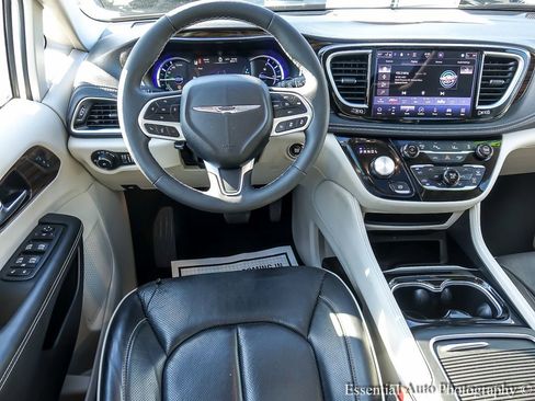 Used 2023 Chrysler Pacifica Limited FWD image 19