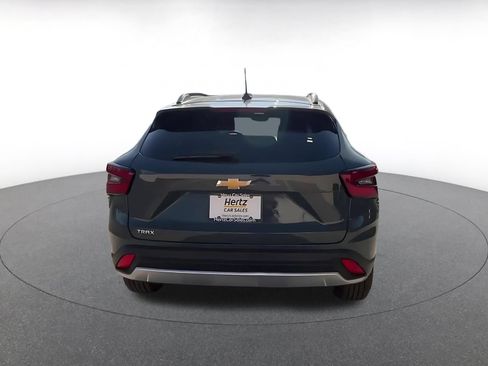 Used 2025 Chevrolet Trax LT w/ LT Convenience Package FWD image 12
