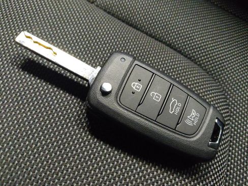 Used 2025 Hyundai Elantra SE FWD image 32