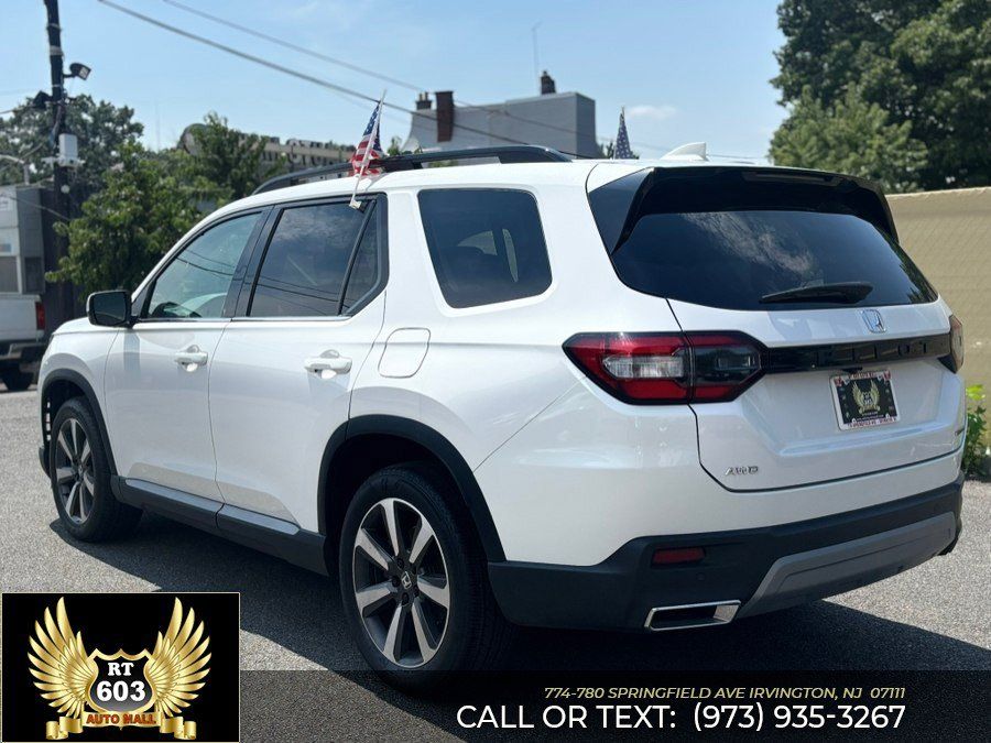 Used 2025 Honda Pilot Touring image 4