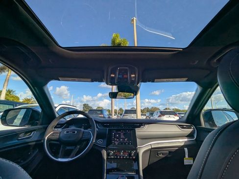 New 2025 Jeep Grand Cherokee Altitude image 10