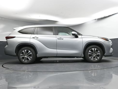 Certified 2024 Toyota Highlander XLE image 27