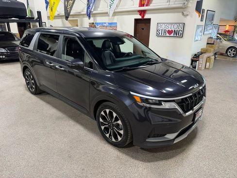 Used 2023 Kia Carnival EX FWD image 4