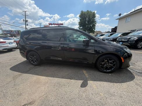 Used 2019 Chrysler Pacifica Touring-L w/ Advanced Safetytec Group FWD image 4