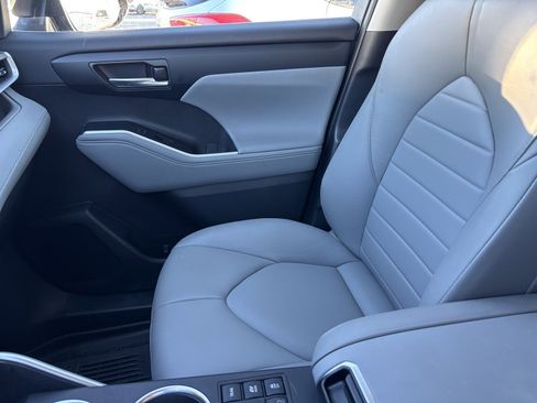 Used 2023 Toyota Highlander XLE image 3