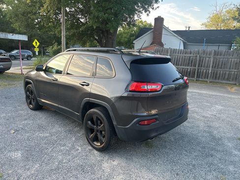 Used 2018 Jeep Cherokee Latitude w/ Altitude Package FWD image 4