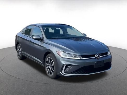 Used 2025 Volkswagen Jetta SE image 3