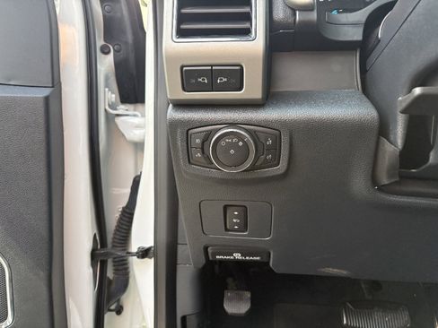 Certified 2022 Ford F350 Lariat w/ Camper Package image 31