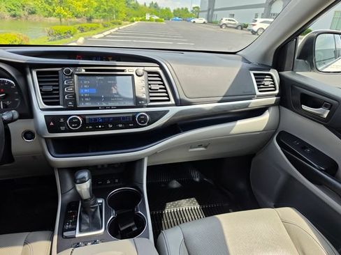Used 2018 Toyota Highlander Limited AWD/4WD image 32