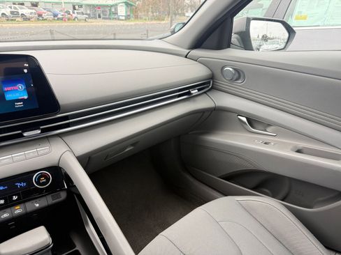 Used 2025 Hyundai Elantra SEL image 35