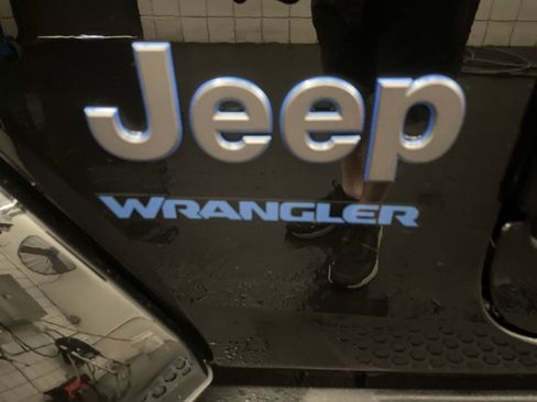 Used 2023 Jeep Wrangler Unlimited Sahara AWD/4WD image 24