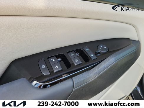 Used 2025 Kia Sportage EX FWD image 21